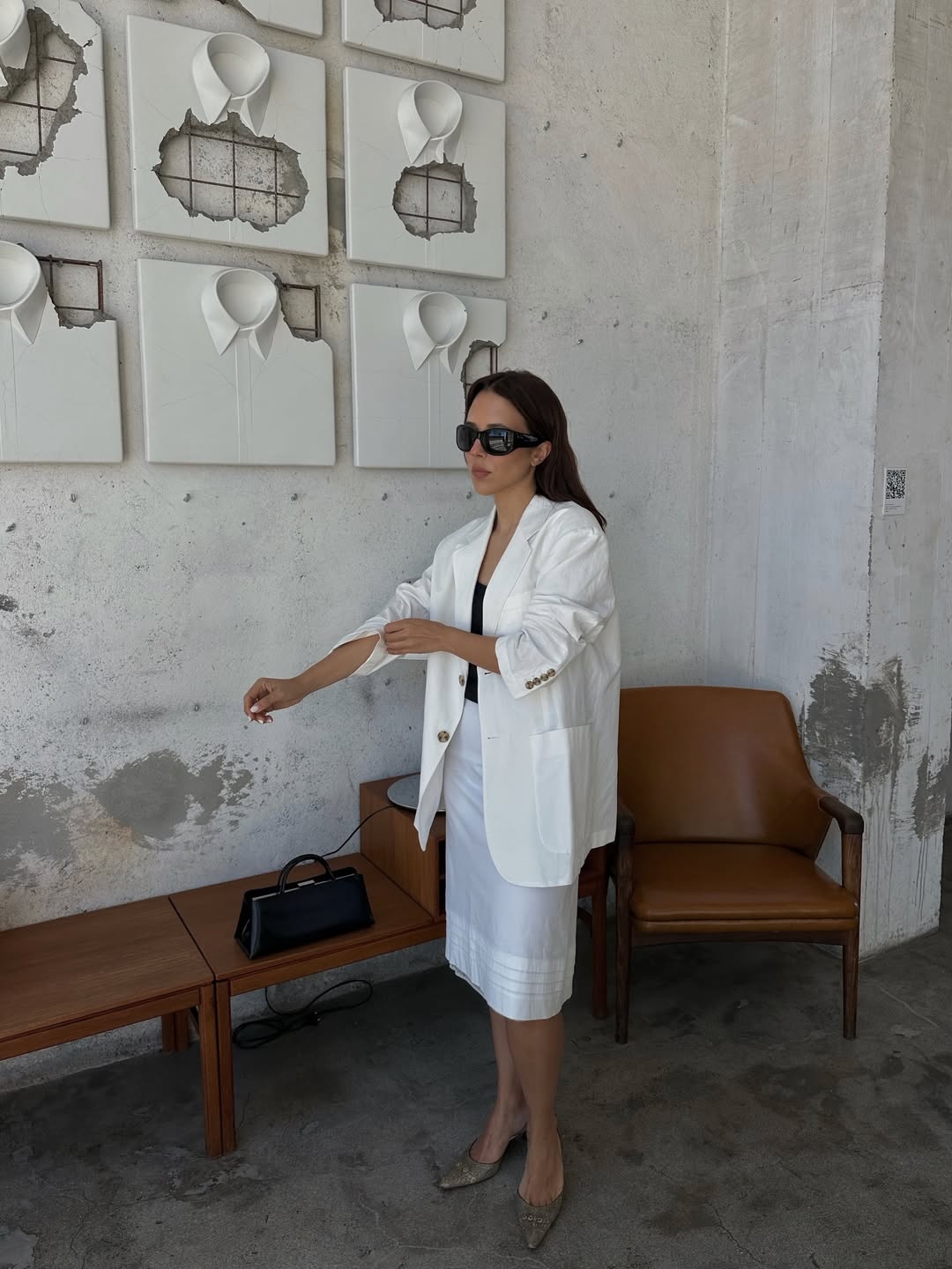 White Oversized Blazer with Black Top and Midi Skirt, Close-Up Take White Oversized Blazer with Black Top and Midi Skirt, Close-Up Take — Trendy Blazer Outfits