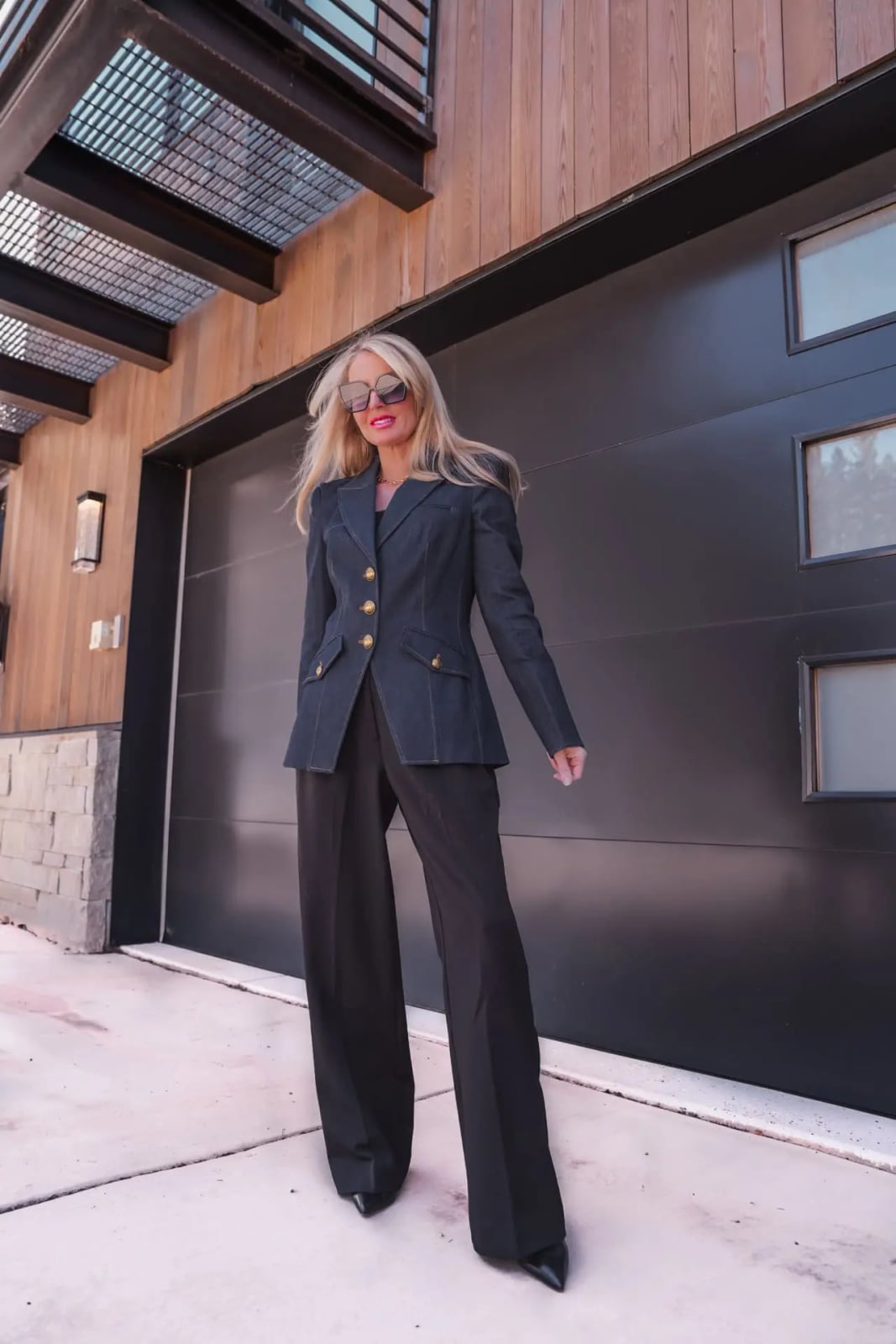 Denim Blazer with Gold Buttons and Black Wide-Leg, Close-Up Take Denim Blazer with Gold Buttons and Black Wide-Leg, Close-Up Take — Trendy Blazer Outfits