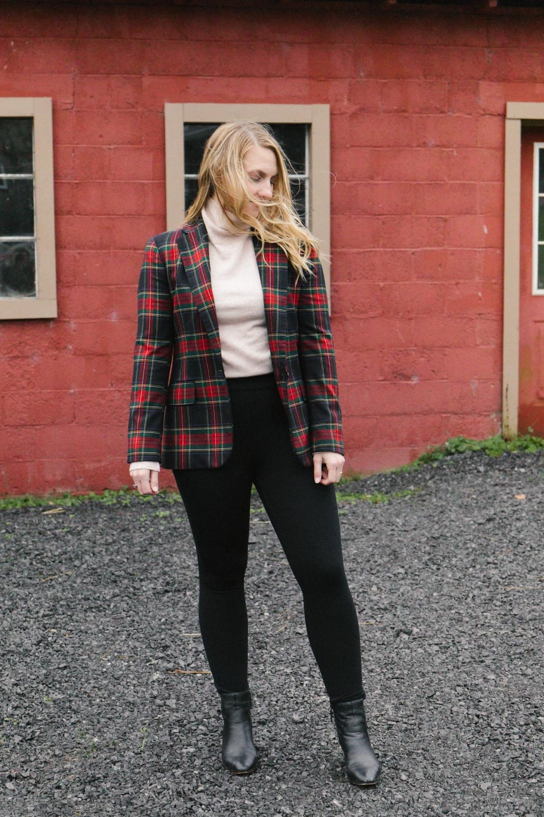 Plaid Fitted Blazer with Cream Turtleneck and Leggings Plaid Fitted Blazer with Cream Turtleneck and Leggings — Trendy Blazer Outfits