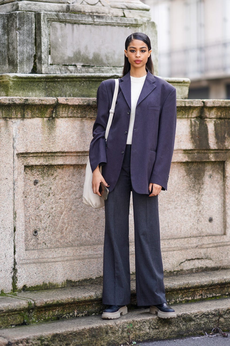 Navy Oversized Blazer with Gray Trousers and White, Close-Up Take Navy Oversized Blazer with Gray Trousers and White, Close-Up Take — Trendy Blazer Outfits