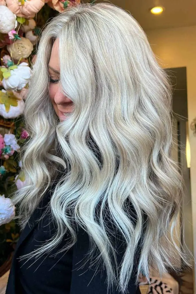 Collarbone Length With Bright Blonde Highlights — Trendy Blonde Highlights Hair