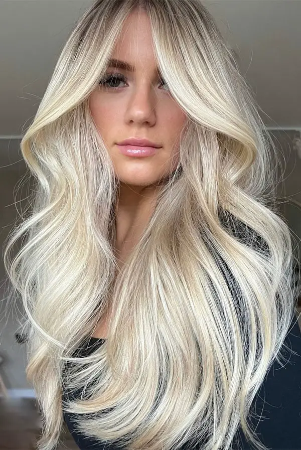 Champagne Blonde With Butterfly Layers and Curtain Bangs — Trendy Blonde Highlights Hair