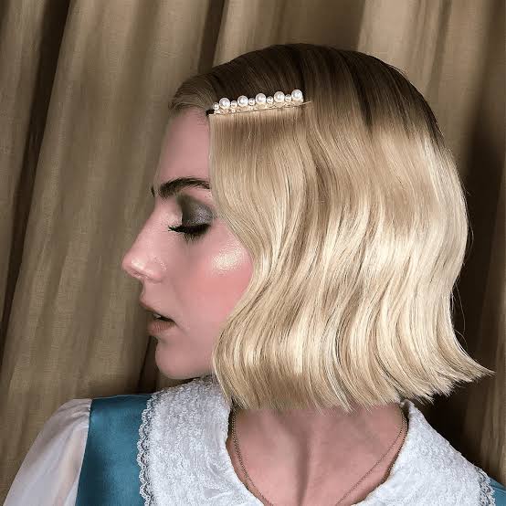 Wavy Blonde Bob With Pearl Bobby Pin Wavy Blonde Bob With Pearl Bobby Pin — Trendy Bobby Pins Hairstyles
