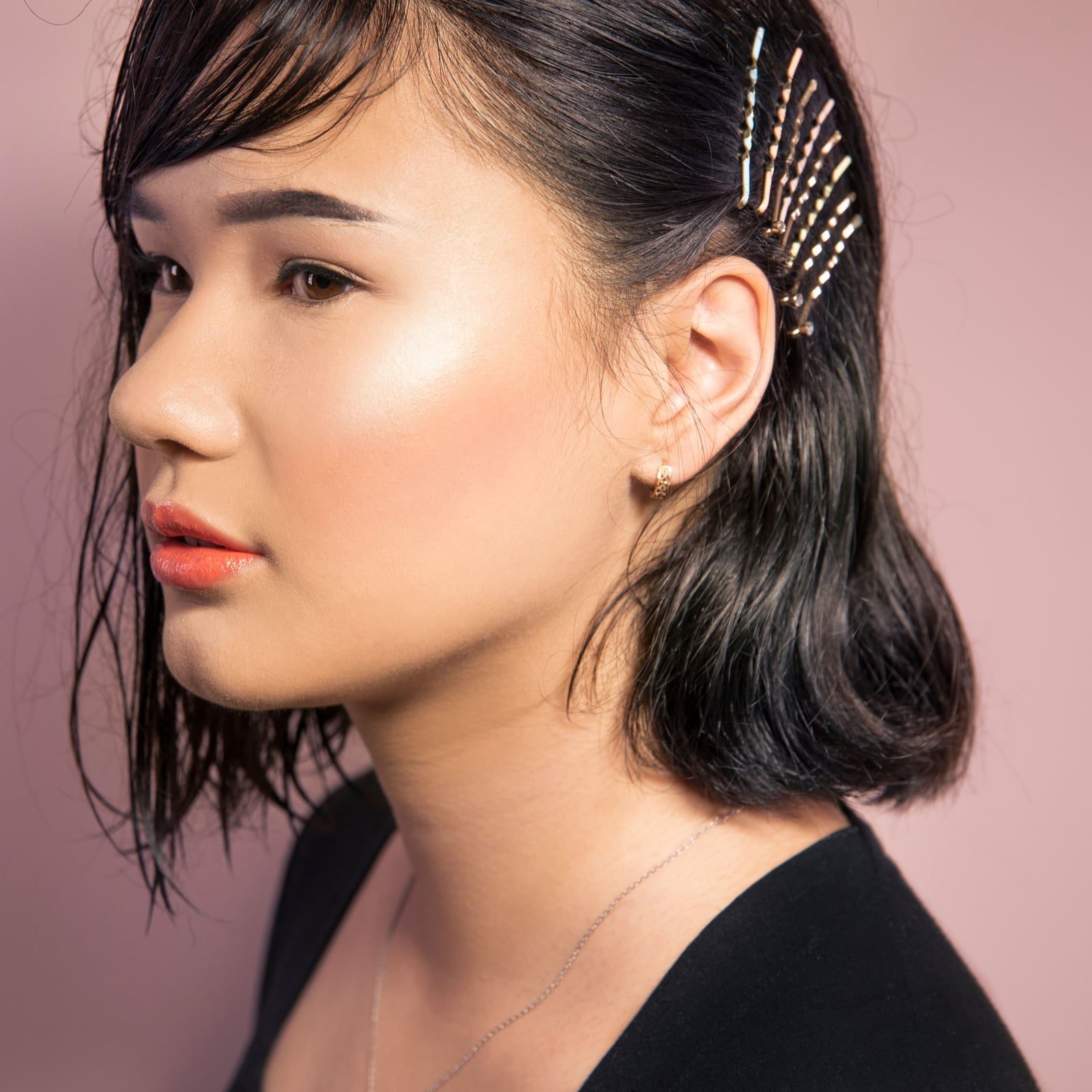 Chin Length Bob Wet Look With Sparkly Pins Chin Length Bob Wet Look With Sparkly Pins — Trendy Bobby Pins Hairstyles
