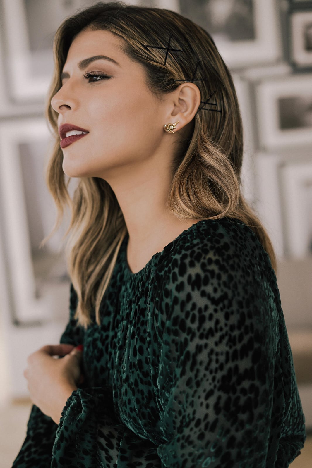 Collarbone Waves With Geometric Black Bobby Pins Collarbone Waves With Geometric Black Bobby Pins — Trendy Bobby Pins Hairstyles
