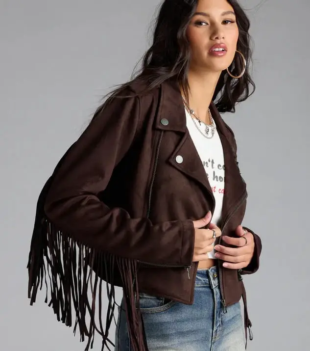 Fringed Suede Jacket Over Graphic T-Shirt and Jeans Fringed Suede Jacket Over Graphic T-Shirt and Jeans — Trendy Boho Chic Outfits