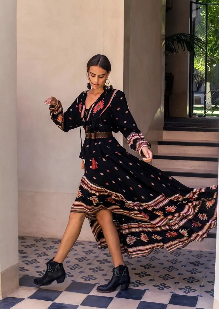 Geometric Print Maxi Dress with Tasseled Belt and Cowboy Boots Geometric Print Maxi Dress with Tasseled Belt and Cowboy Boots — Trendy Boho Chic Outfits