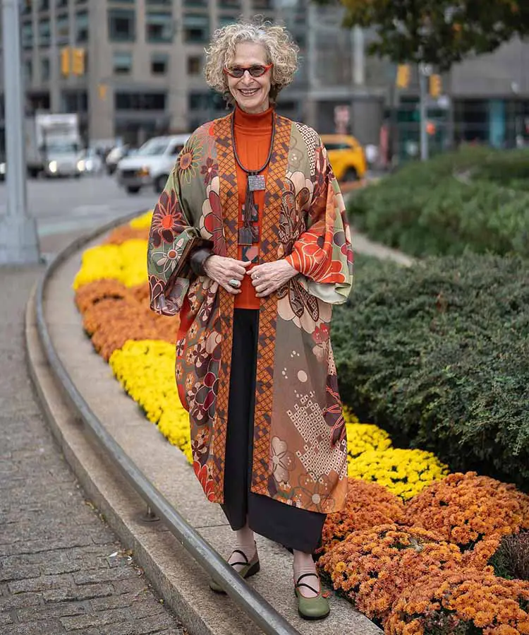 Printed Kimono Jacket Over Turtleneck and Wide-Leg Trousers Printed Kimono Jacket Over Turtleneck and Wide-Leg Trousers — Trendy Boho Chic Outfits