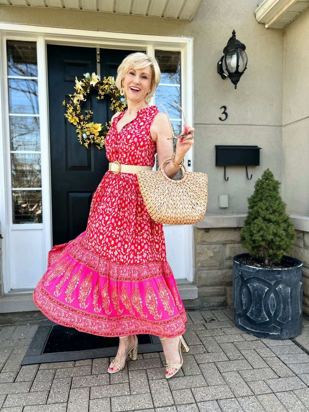 Floral Print Midi Dress with Woven Belt and Straw Tote Floral Print Midi Dress with Woven Belt and Straw Tote — Trendy Boho Chic Outfits