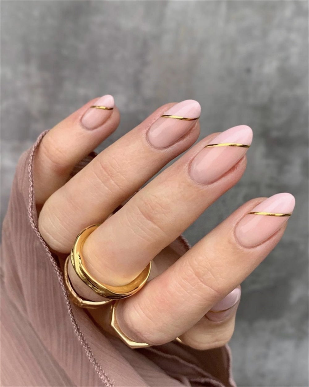 Medium Oval Pink Gold Line Art Medium Oval Pink Gold Line Art — Trendy Bridal Nails