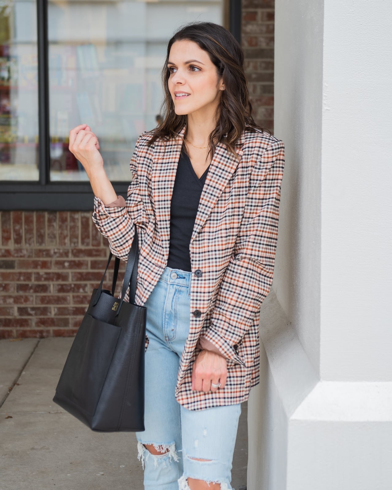 Plaid Blazer With Black Tee and Ripped Jeans Plaid Blazer With Black Tee and Ripped Jeans — Trendy Brown Blazer Outfit