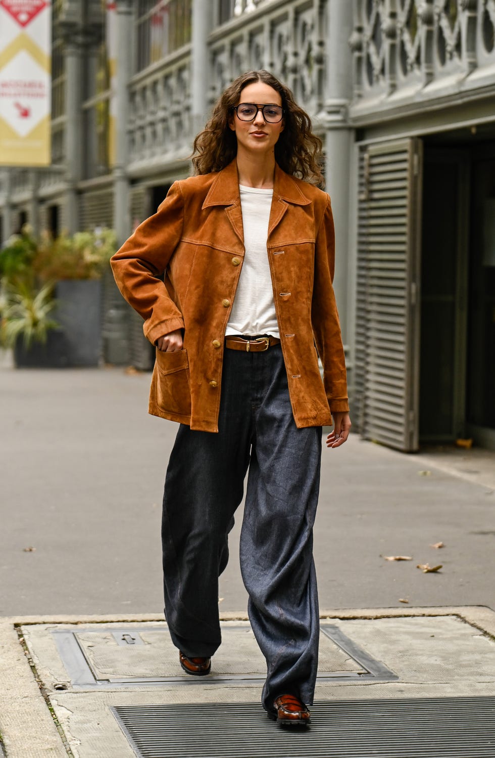 Suede Blazer With White Tee and Wide Leg Jeans Suede Blazer With White Tee and Wide Leg Jeans — Trendy Brown Blazer Outfit