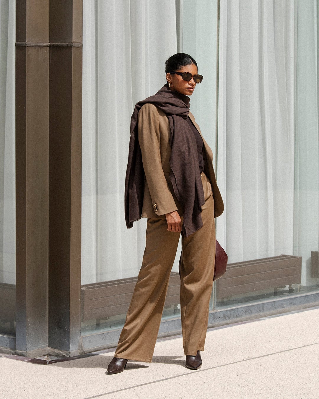 Monochromatic Brown Suit With Oversized Scarf Monochromatic Brown Suit With Oversized Scarf — Trendy Brown Blazer Outfit