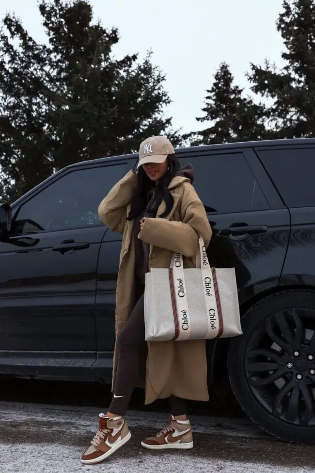 Beige Puffer Coat Over Brown Hoodie with Leggings and Tote Bag Beige Puffer Coat Over Brown Hoodie with Leggings and Tote Bag — Trendy Brown Hoodie Outfit