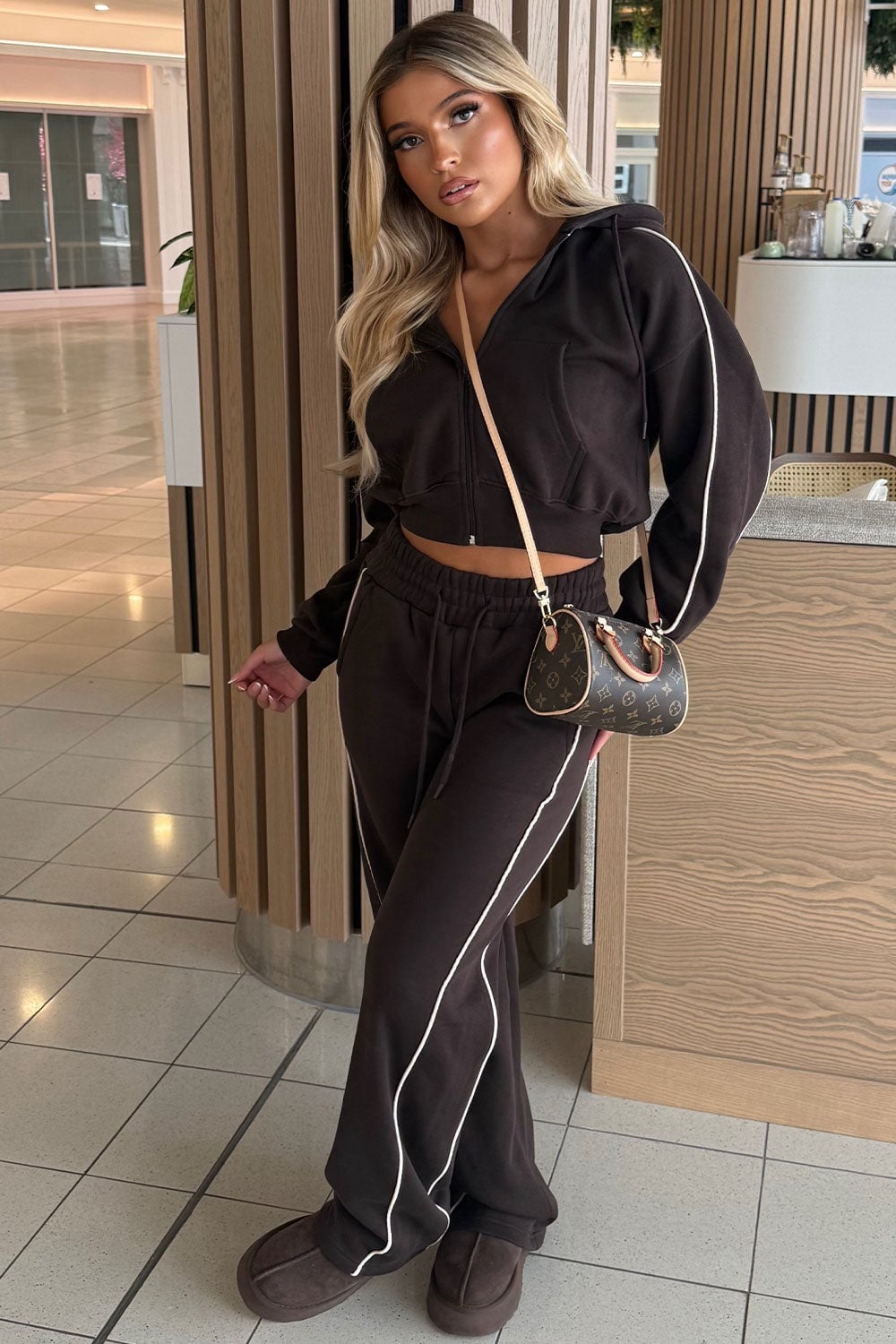 Brown Zip-Up Hoodie with White Piping and Wide-Leg Sweatpants Brown Zip-Up Hoodie with White Piping and Wide-Leg Sweatpants — Trendy Brown Hoodie Outfit