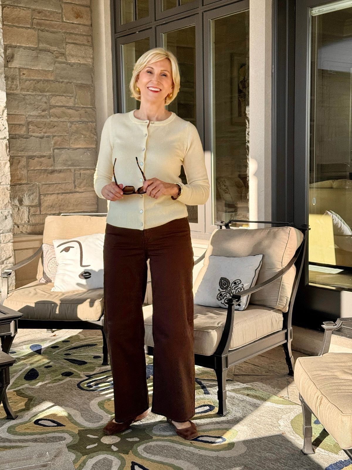 Wide Leg Brown Jeans With Cream Cardigan Wide Leg Brown Jeans With Cream Cardigan — Trendy Brown Jeans Outfits