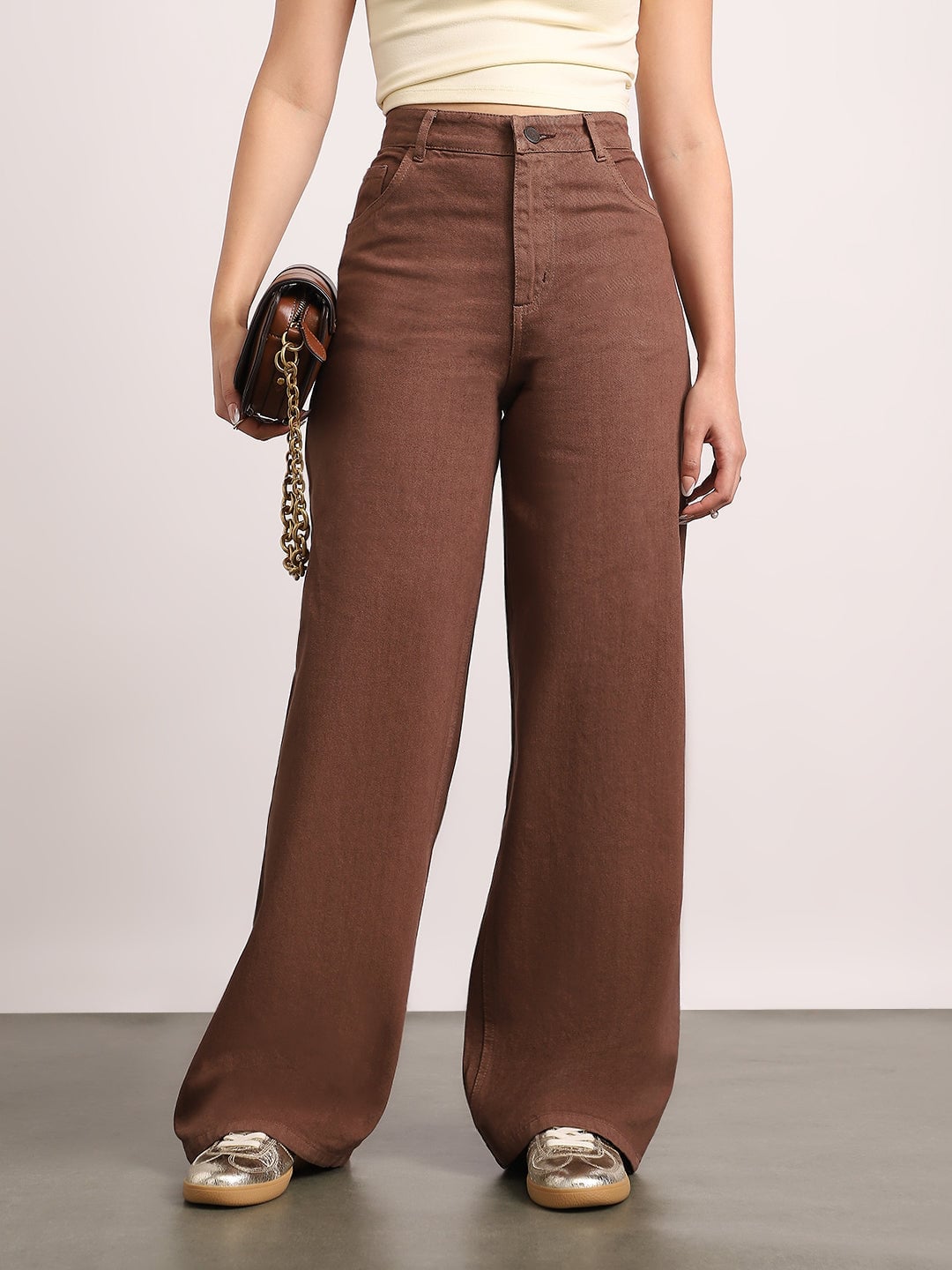 Brown Baggy Fit Jeans With Cream Crop Top Brown Baggy Fit Jeans With Cream Crop Top — Trendy Brown Jeans Outfits