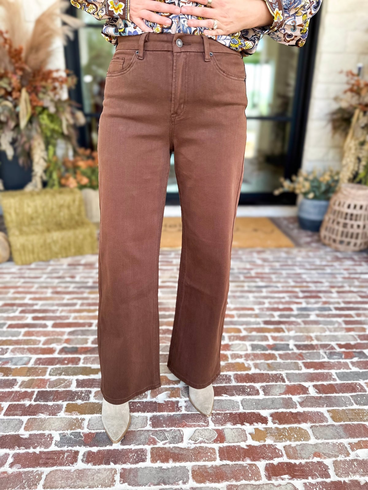 Brown Wide Leg Jeans With Printed Blouse Brown Wide Leg Jeans With Printed Blouse — Trendy Brown Jeans Outfits