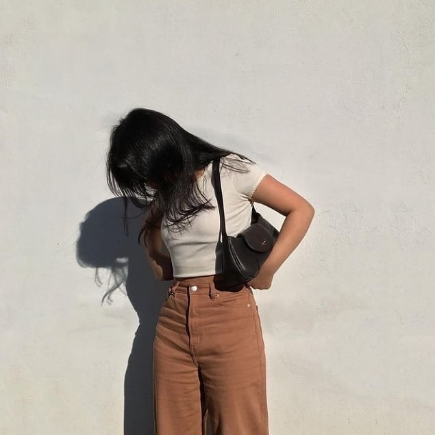 Brown Wide Leg Jeans With Black Bag Brown Wide Leg Jeans With Black Bag — Trendy Brown Jeans Outfits