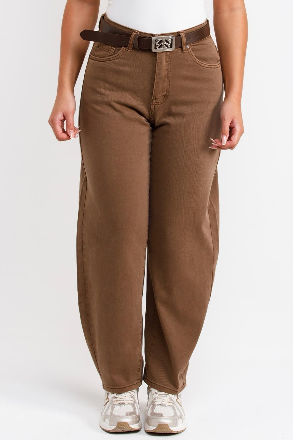 Brown Wide Leg Jeans With White Sneakers Brown Wide Leg Jeans With White Sneakers — Trendy Brown Jeans Outfits