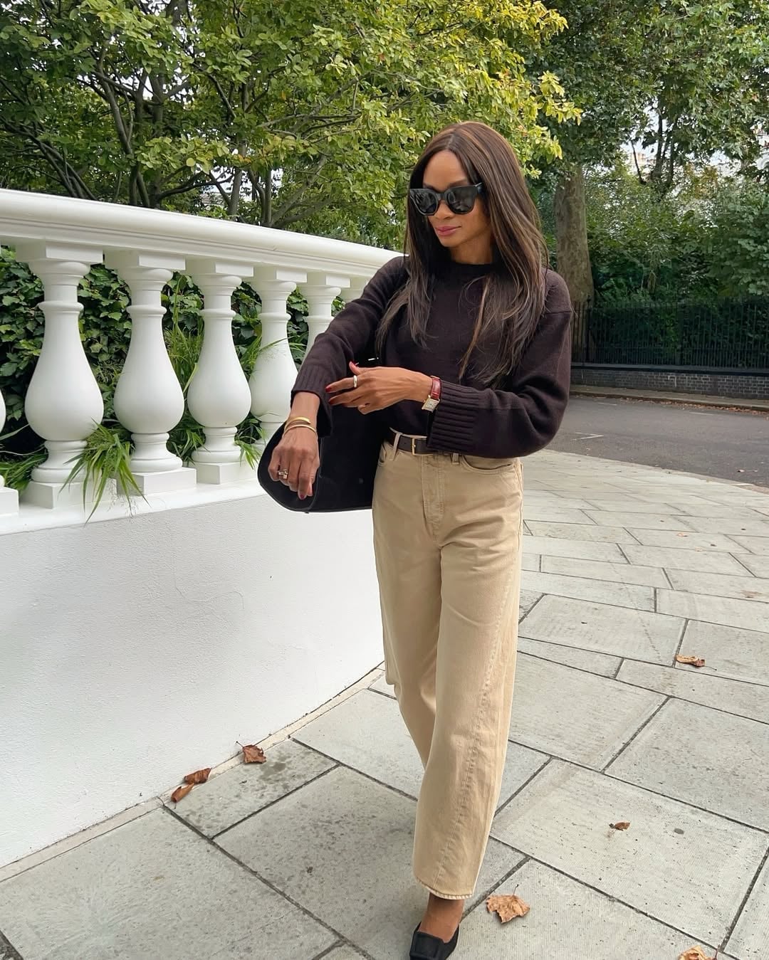 Brown Jeans With Utility Jacket And Sneakers Brown Jeans With Utility Jacket And Sneakers — Trendy Brown Jeans Outfits
