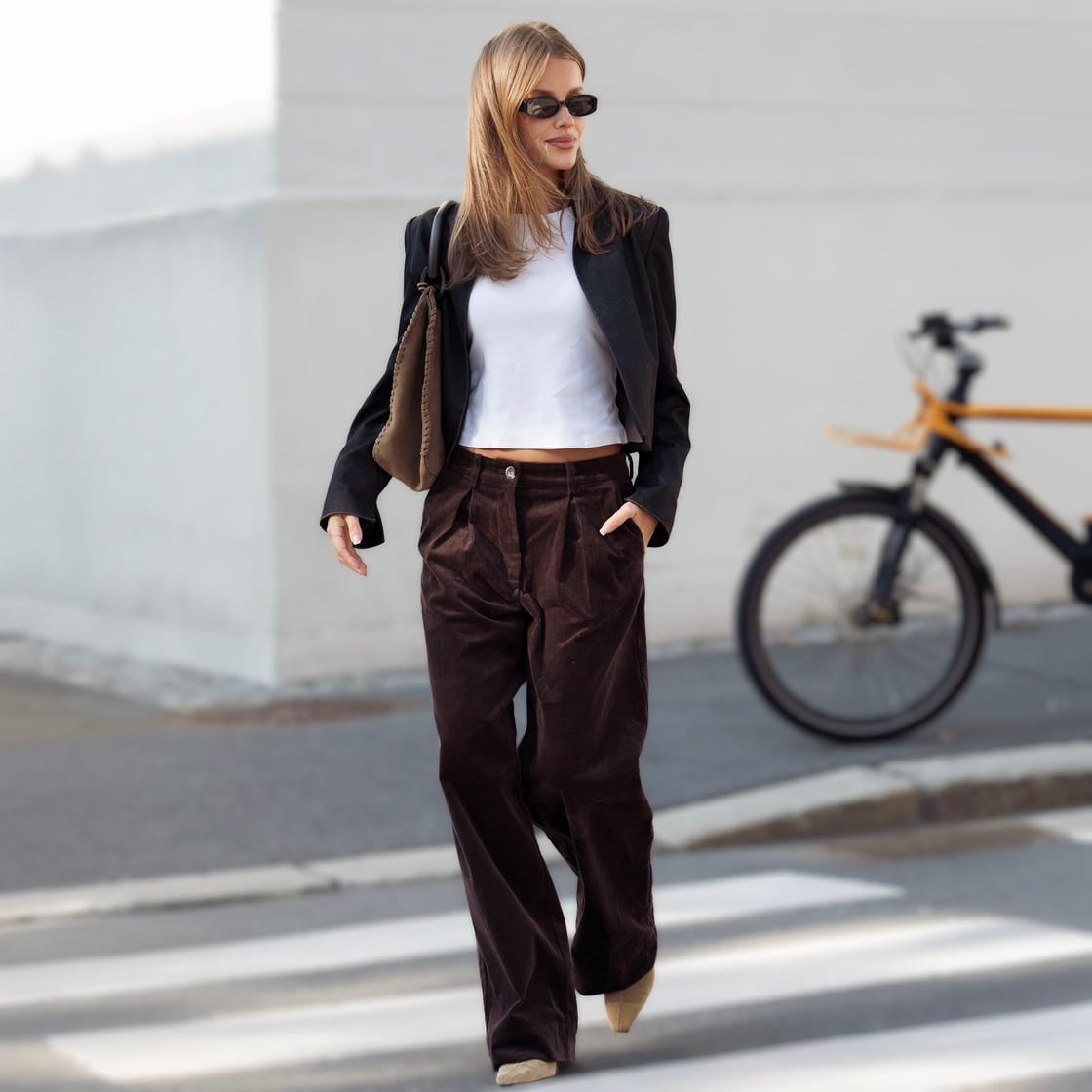 Brown Wide Leg Jeans With Navy Cardigan and Gold Flat Shoes Brown Wide Leg Jeans With Navy Cardigan and Gold Flat Shoes — Trendy Brown Jeans Outfits
