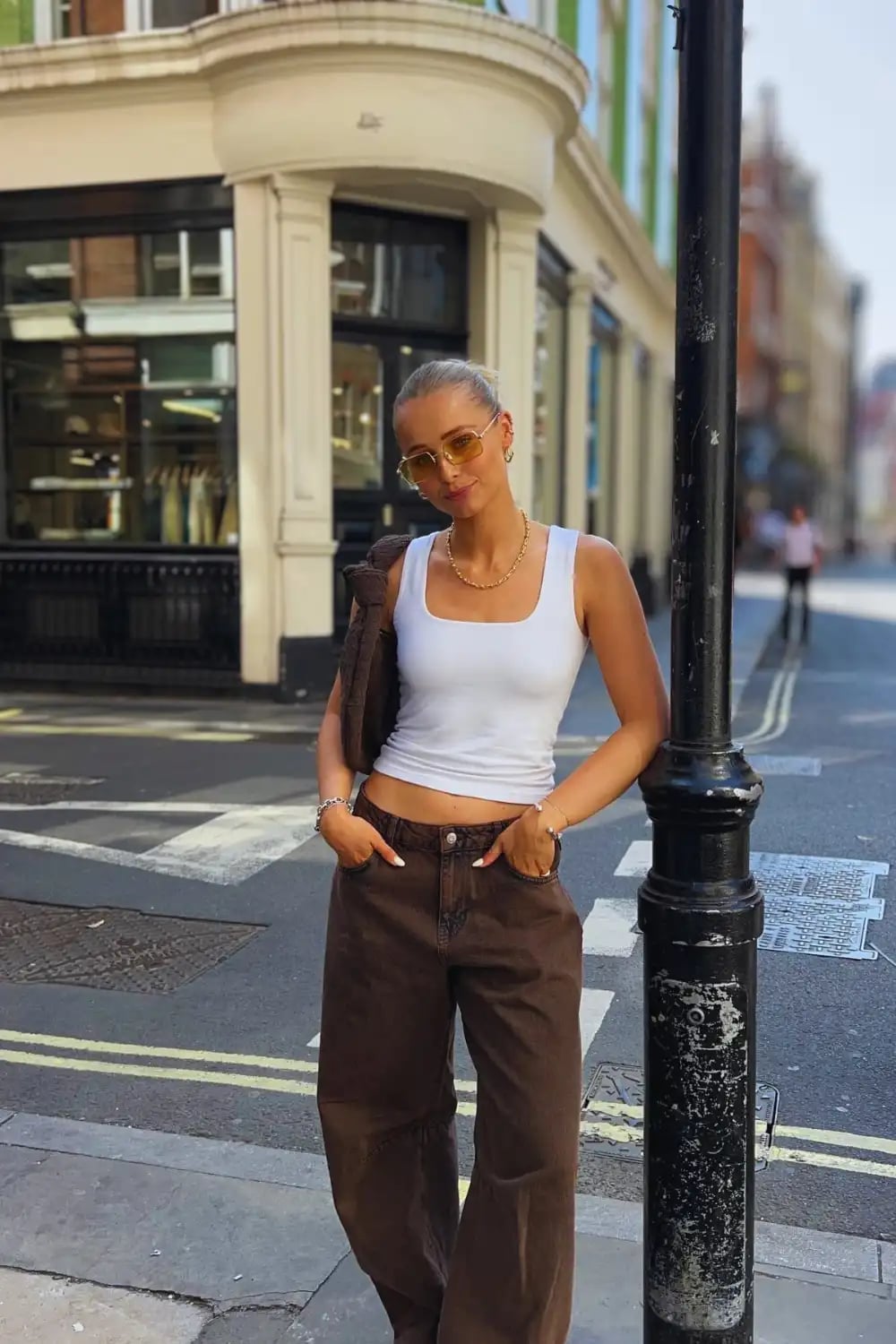 Baggy Brown Jeans With White Tank Baggy Brown Jeans With White Tank — Trendy Brown Jeans Outfits