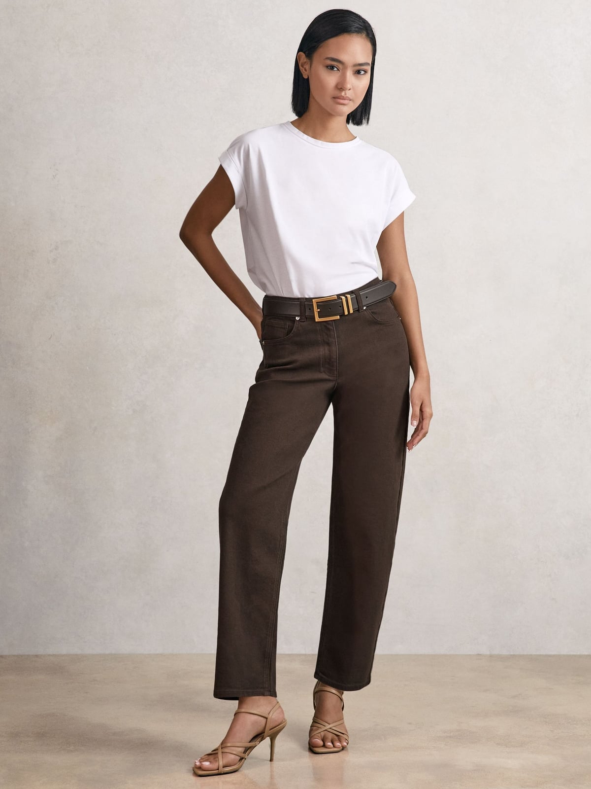 Brown Jeans With Strappy Sandals Brown Jeans With Strappy Sandals — Trendy Brown Jeans Outfits