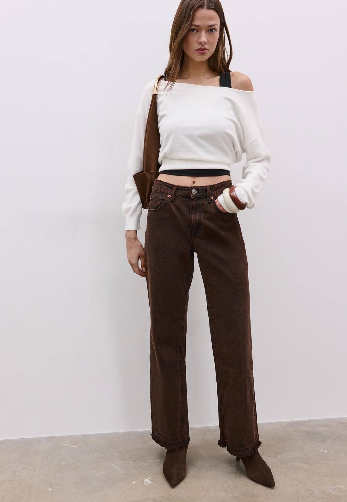 Brown Wide Leg Jeans With Off-Shoulder Sweater Brown Wide Leg Jeans With Off-Shoulder Sweater — Trendy Brown Jeans Outfits