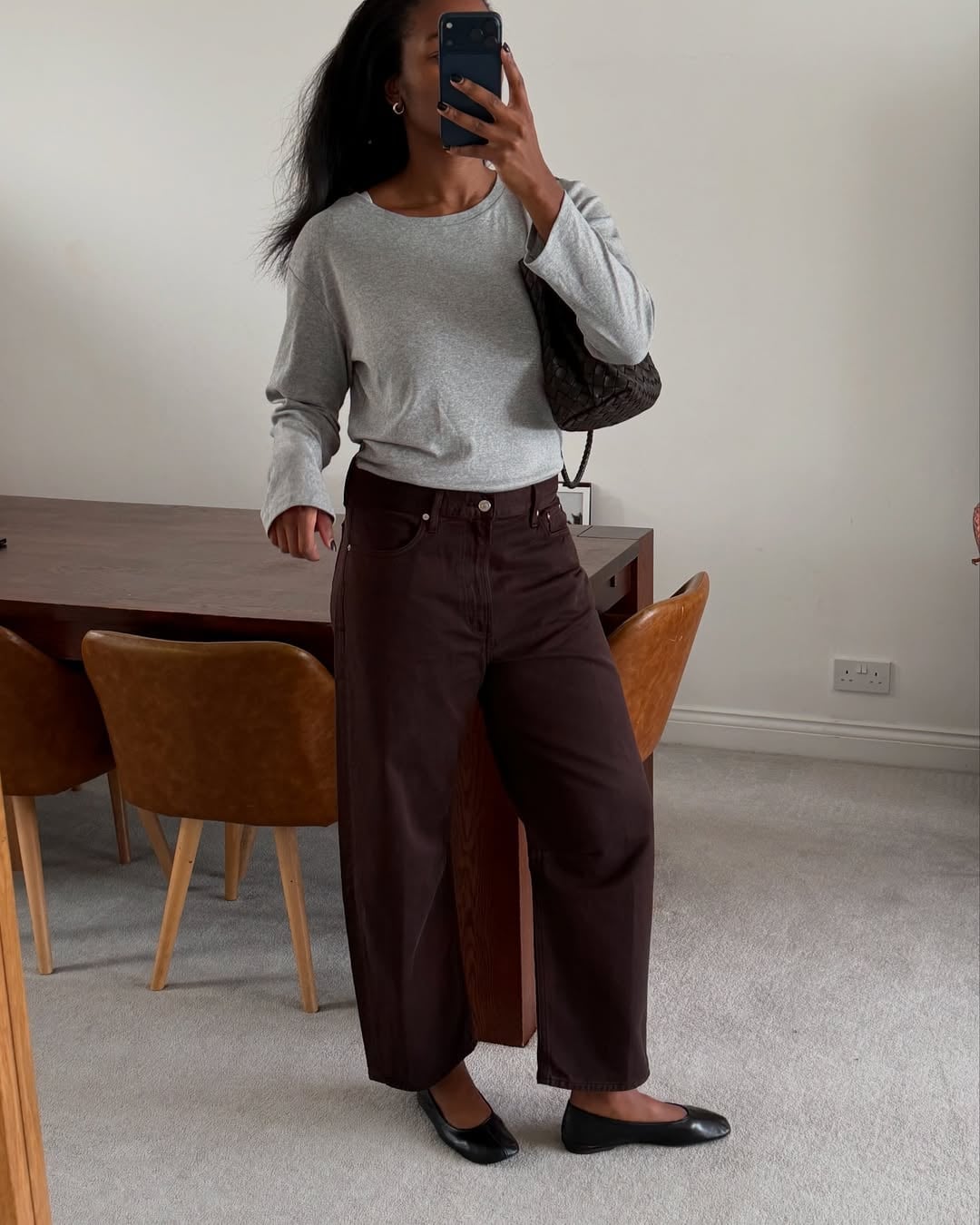 Dark Brown Wide Leg Jeans With Gray T-shirt Dark Brown Wide Leg Jeans With Gray T-shirt — Trendy Brown Jeans Outfits