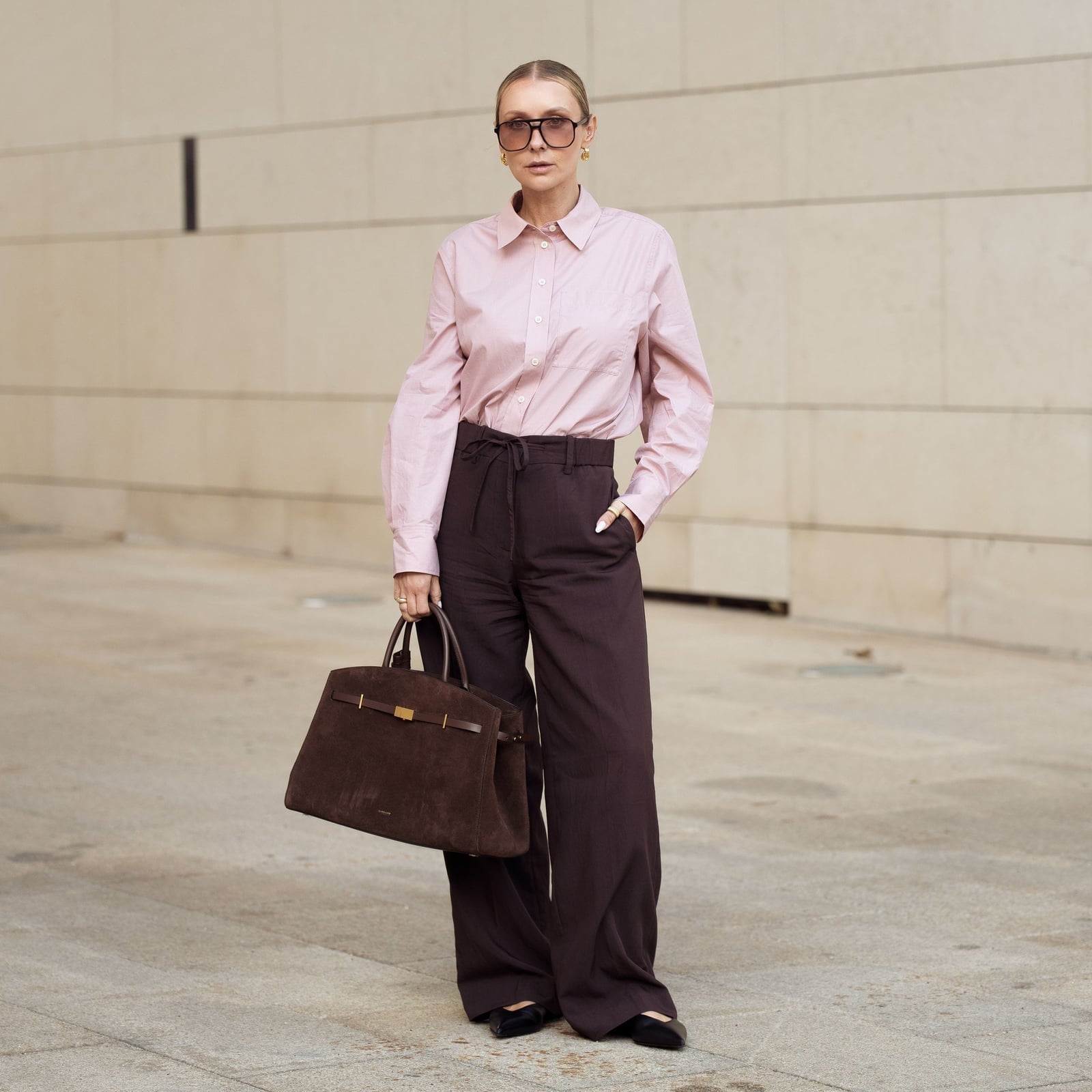 Wide-Leg Brown Pants with Oversized Pink Shirt and Black Pointed Flats — Trendy Brown Outfits