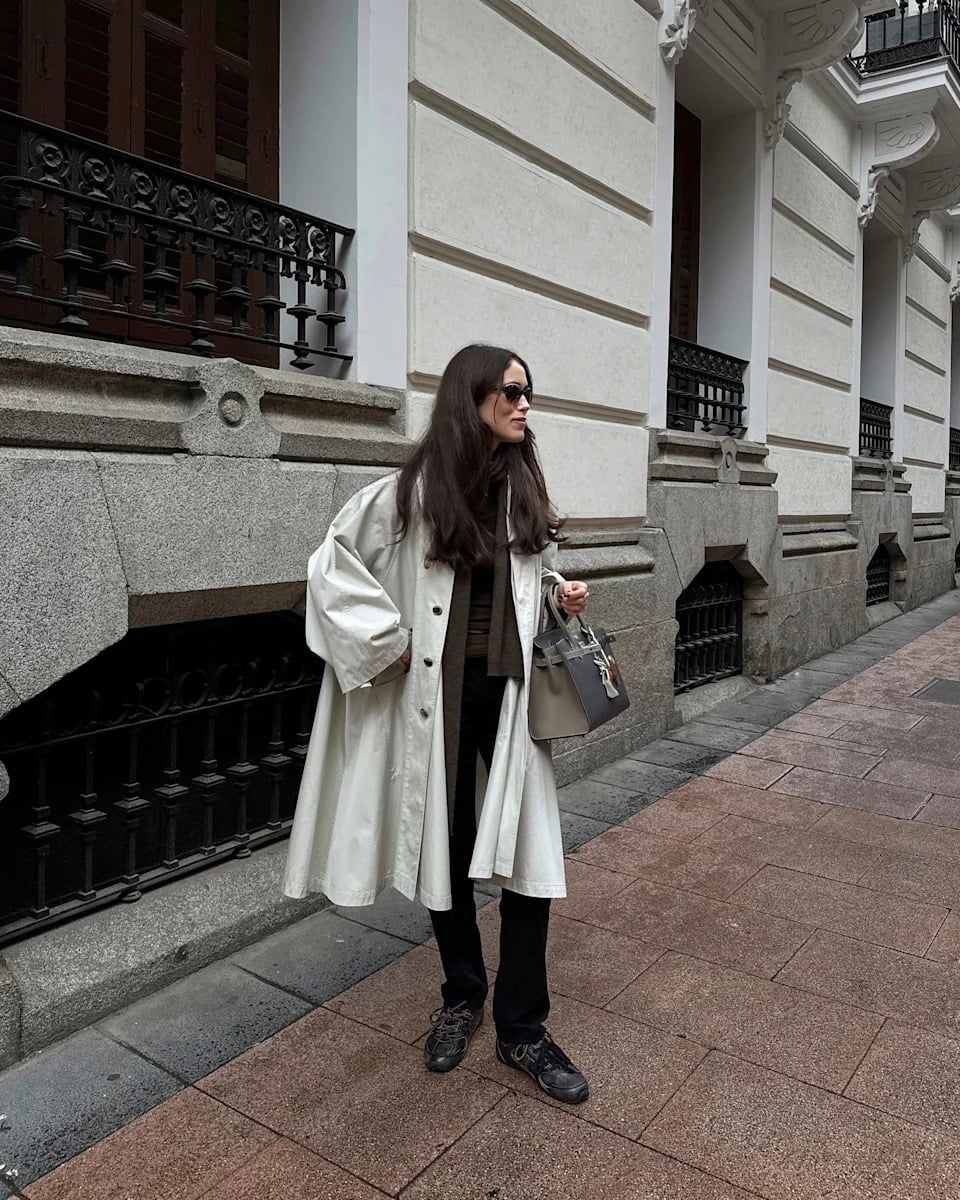 Trench Coat and Straight-Leg Trousers with Gray Sneakers Trench Coat and Straight-Leg Trousers with Gray Sneakers — Trendy Brown Sneakers Outfit