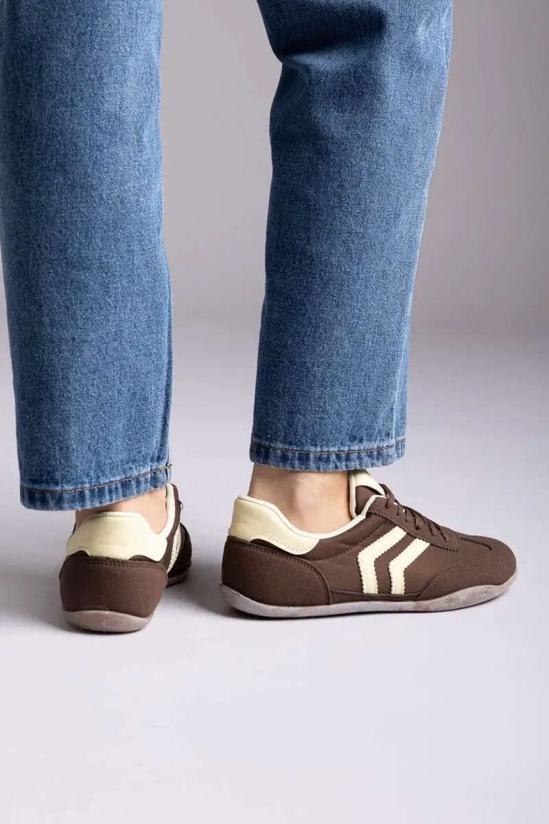 Brown Suede Low-Top Sneakers with Denim Brown Suede Low-Top Sneakers with Denim — Trendy Brown Sneakers Outfit