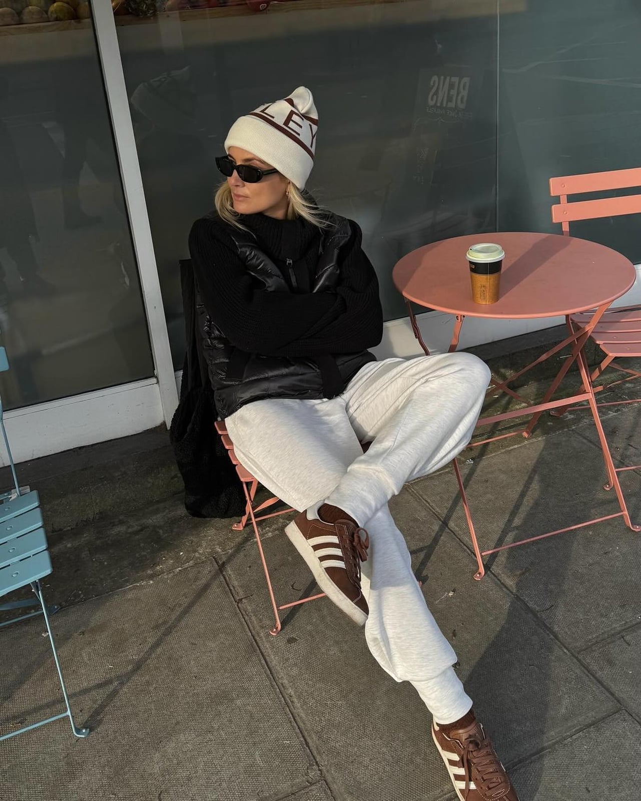 Casual Joggers and Puffer Vest with Brown Sneakers Casual Joggers and Puffer Vest with Brown Sneakers — Trendy Brown Sneakers Outfit
