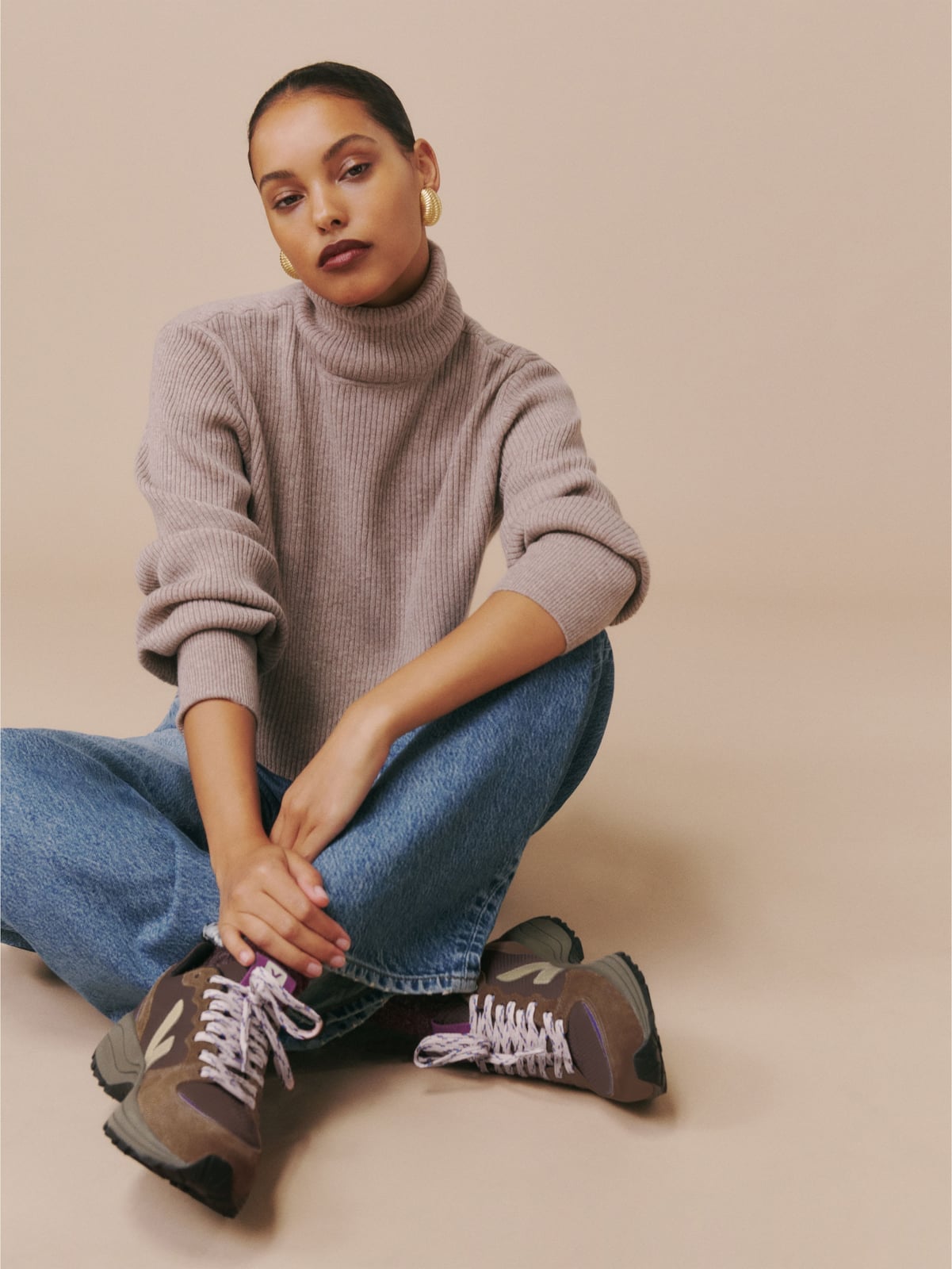 Turtleneck Sweater and Jeans with Multi-Colored Sneakers Turtleneck Sweater and Jeans with Multi-Colored Sneakers — Trendy Brown Sneakers Outfit