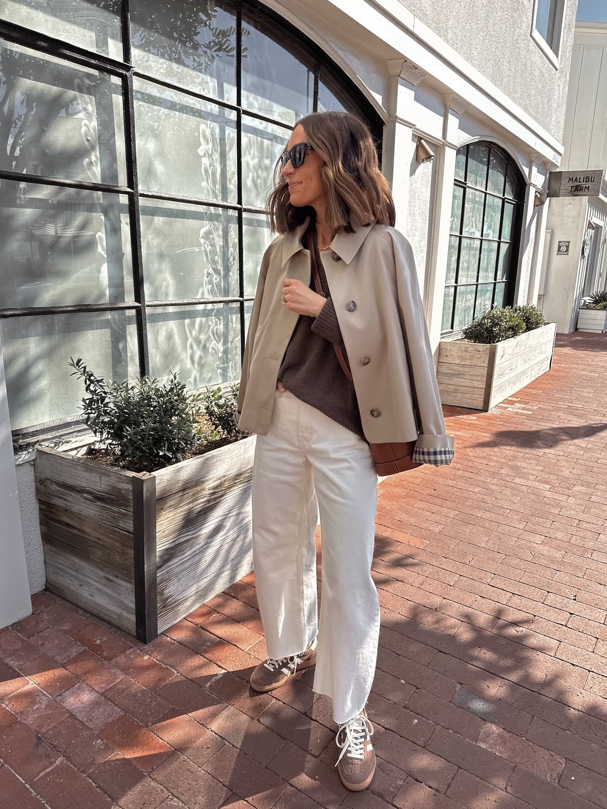 Cropped Jacket and Wide-Leg Jeans with Brown Sneakers Cropped Jacket and Wide-Leg Jeans with Brown Sneakers — Trendy Brown Sneakers Outfit