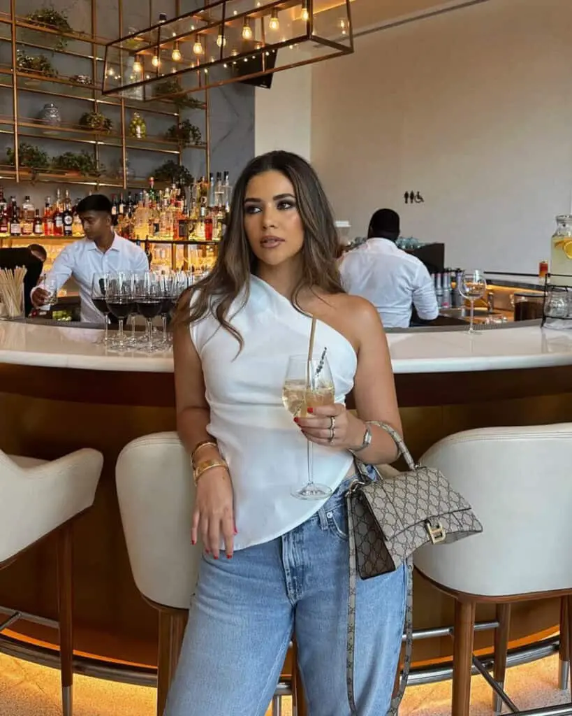 One-Shoulder Top with Light Blue Wide-Leg Jeans One-Shoulder Top with Light Blue Wide-Leg Jeans — Trendy Brunch Outfits
