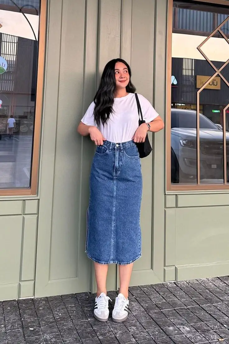White T-Shirt with Denim Midi Skirt and Sneakers White T-Shirt with Denim Midi Skirt and Sneakers — Trendy Brunch Outfits