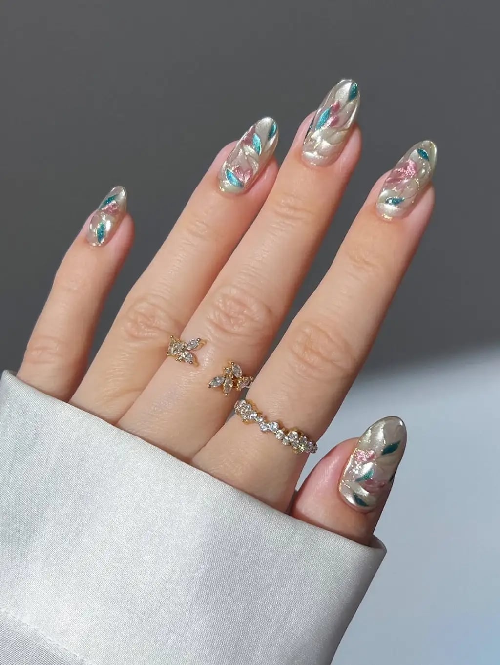 Gold Abstract Leaf Shapes Medium Almond — Trendy Cat Eye Nail Art