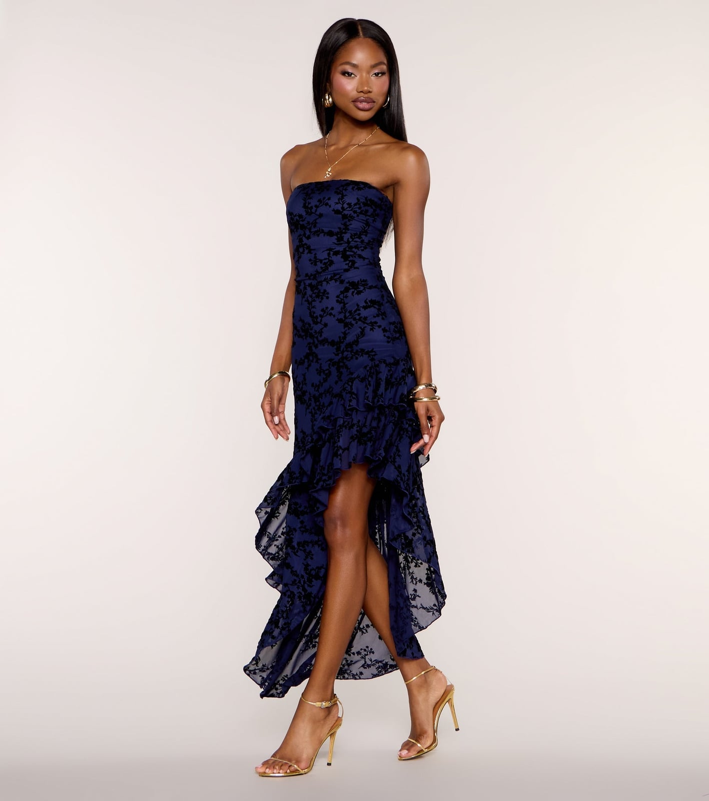 Navy Blue Strapless Dress with Velvet Bodice, Close-Up Take Navy Blue Strapless Dress with Velvet Bodice, Close-Up Take — Trendy Cocktail Dresses
