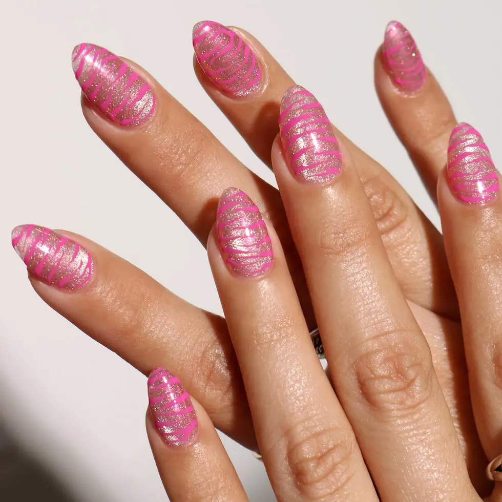 Medium Almond Metallic Gold Zebra Stripes Medium Almond Metallic Gold Zebra Stripes — Trendy Colorful Nails