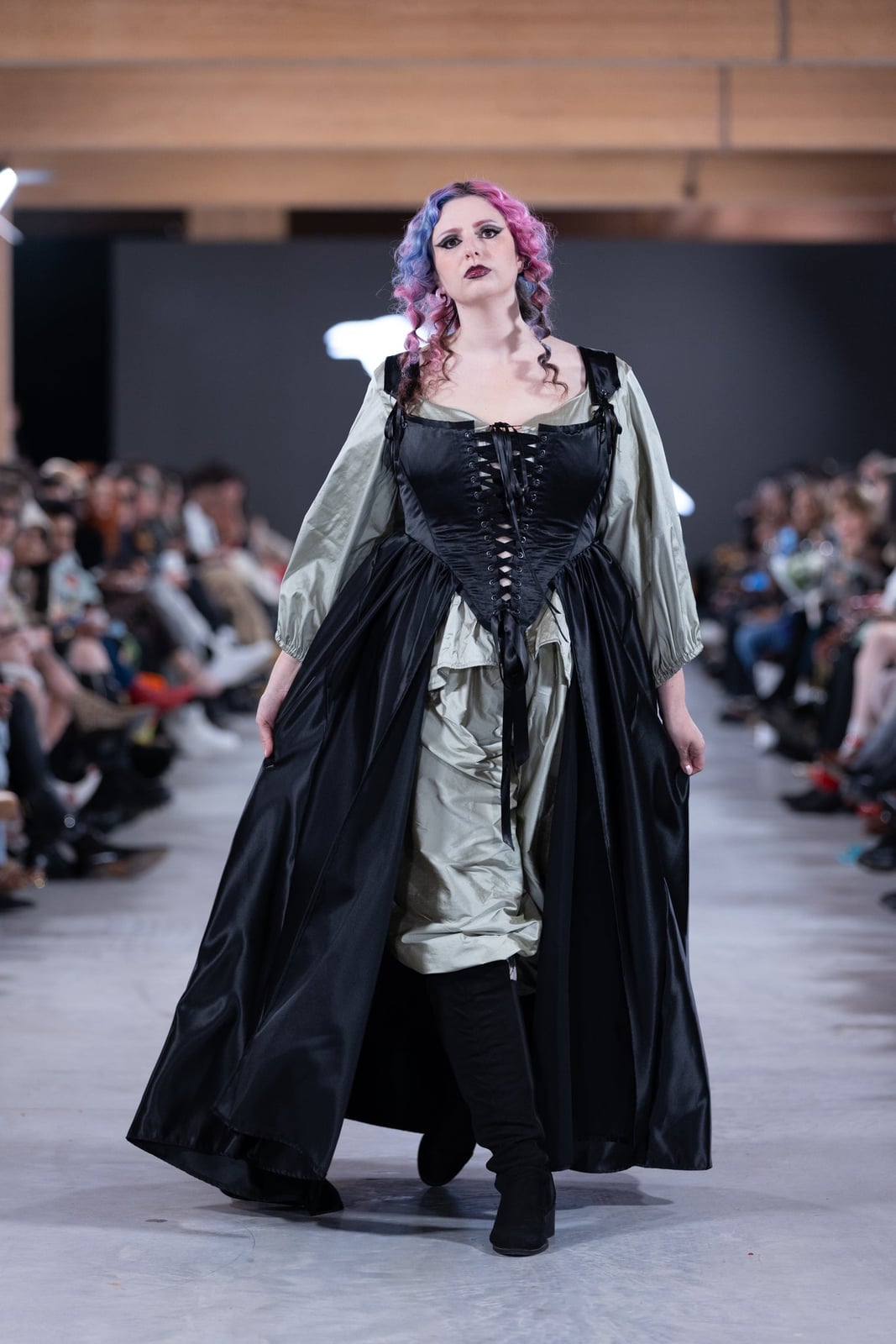 Historical Corset With Puffed Sleeves and Overskirt — Trendy Corset Outfits