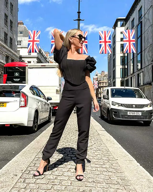 Puffed Sleeve Corset With Straight-Leg Trousers, Close-Up Take — Trendy Corset Outfits