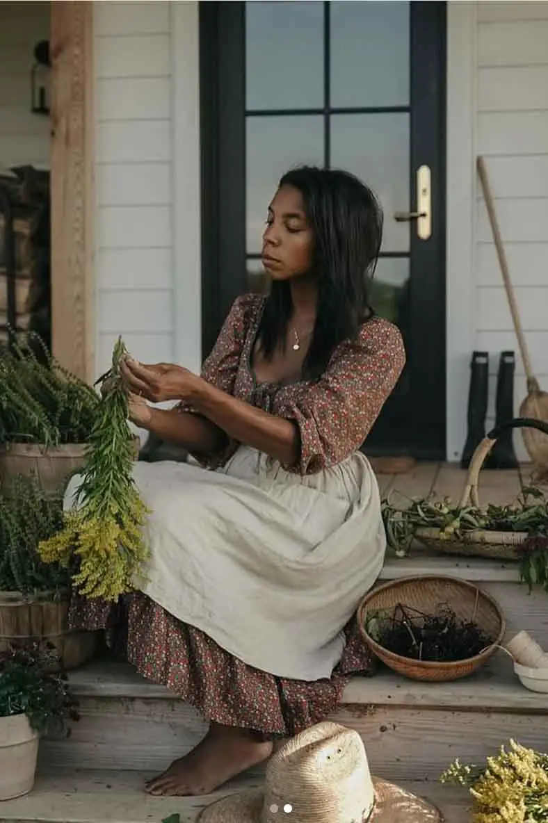 Floral Print Bodice Over a Full Skirted Dress Floral Print Bodice Over a Full Skirted Dress — Trendy Cottagecore Outfits