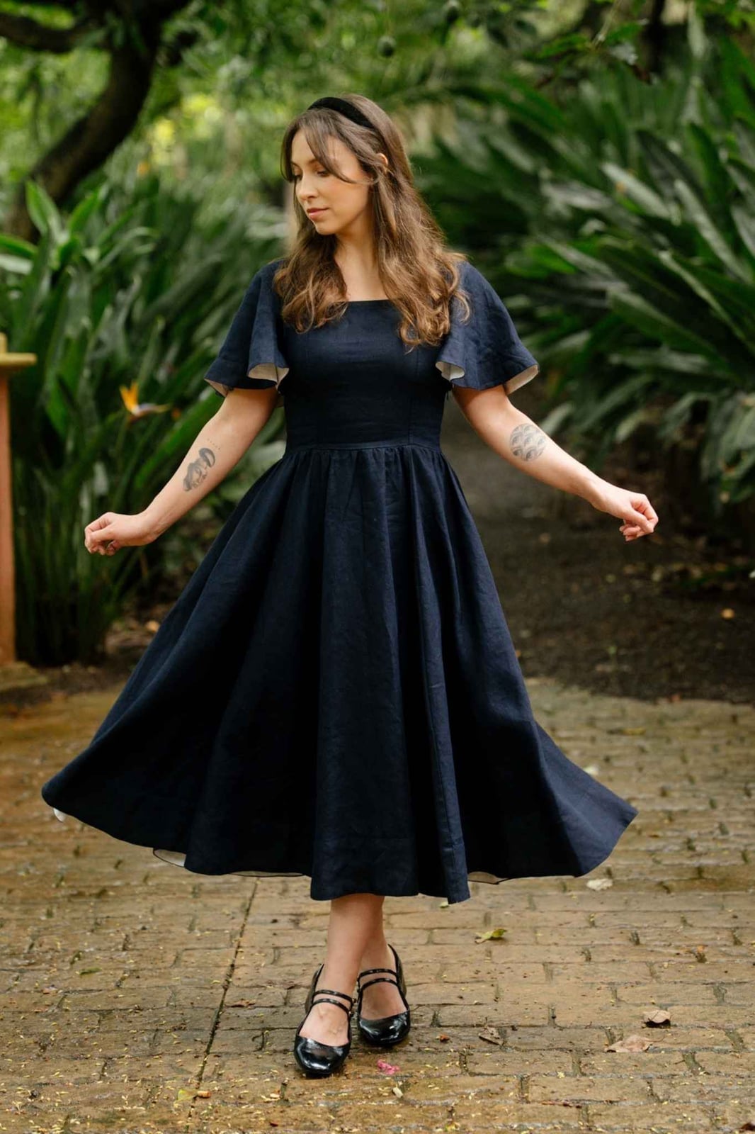 Navy Linen Midi Dress with Full Twirling Skirt Navy Linen Midi Dress with Full Twirling Skirt — Trendy Cottagecore Outfits