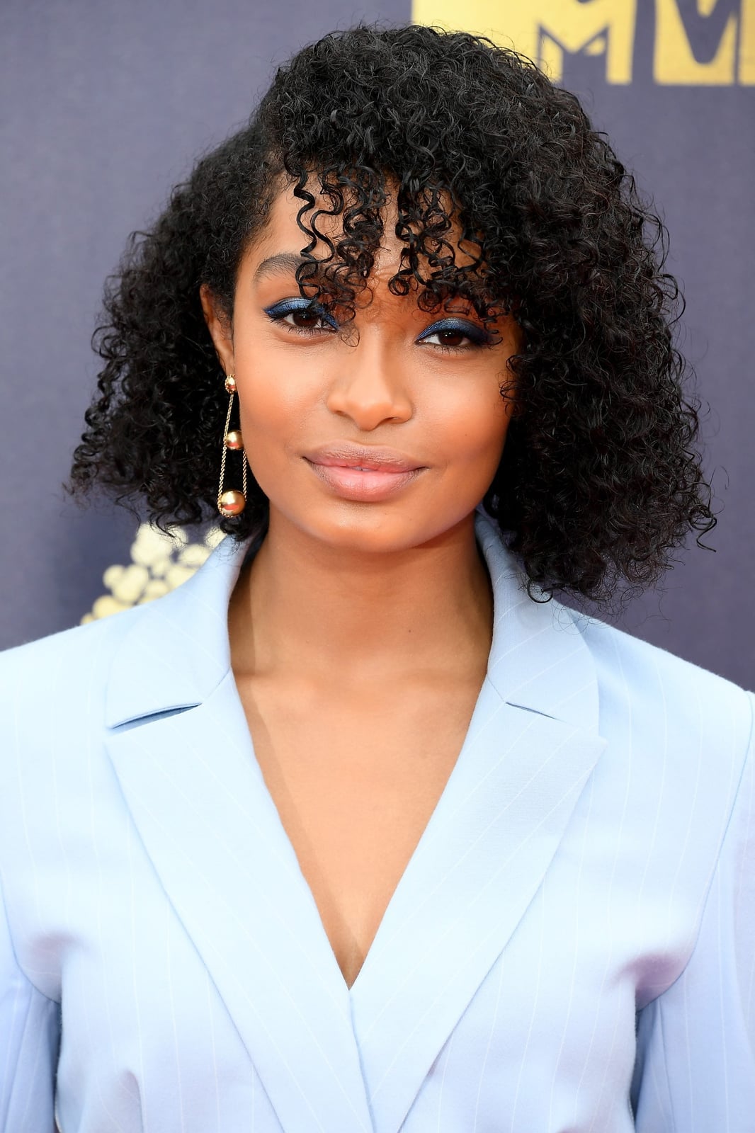 Collarbone Dark Brown Bob With Curtain Bangs Collarbone Dark Brown Bob With Curtain Bangs — Trendy Curly Hair
