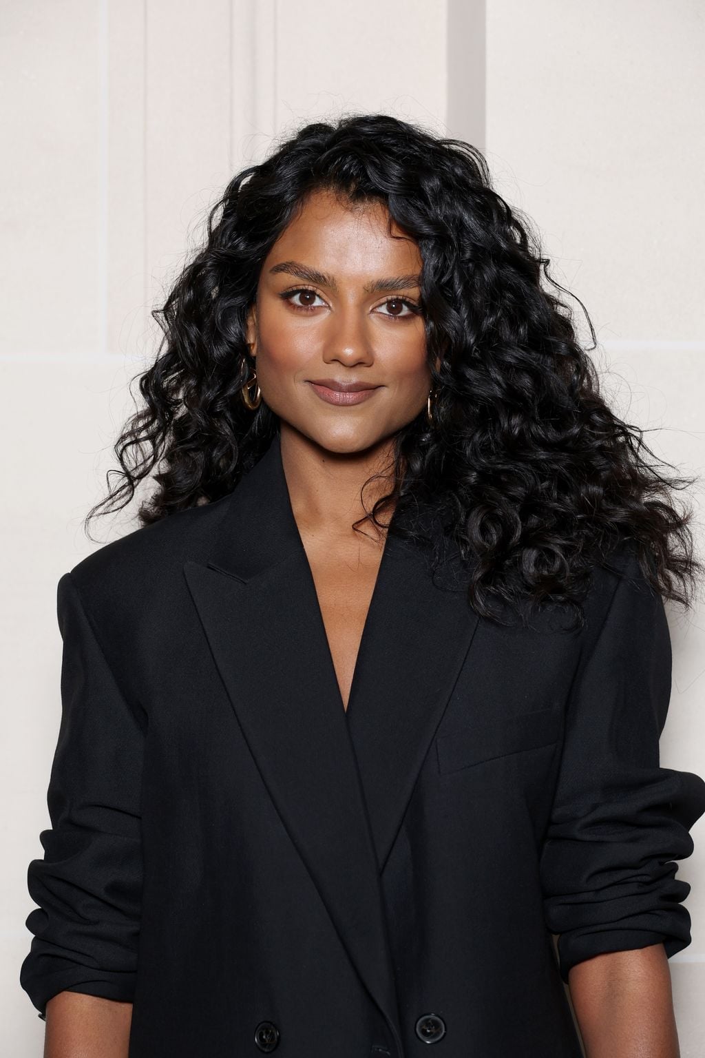 Long Mid-Back Curls With Subtle Highlights Long Mid-Back Curls With Subtle Highlights — Trendy Curly Hair Down