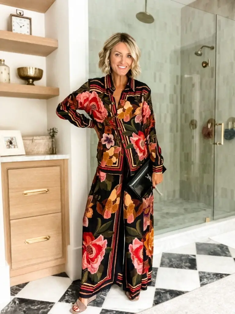 Printed Silk-Like Shirt and Trousers with Strappy Sandals Printed Silk-Like Shirt and Trousers with Strappy Sandals — Trendy Cute Dinner Outfit