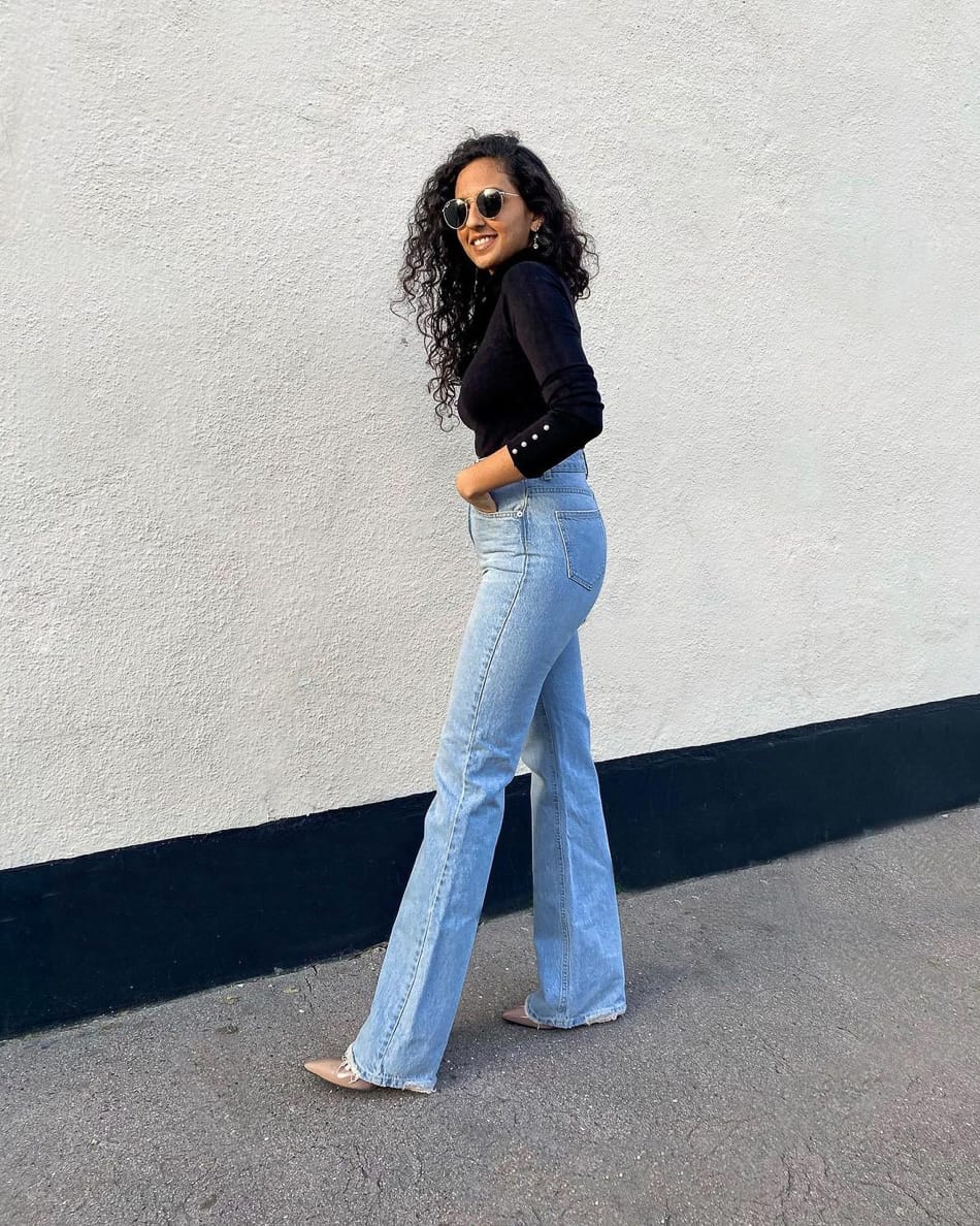 Flared Jeans With Fitted Turtleneck Flared Jeans With Fitted Turtleneck — Trendy Cute Jeans Outfit