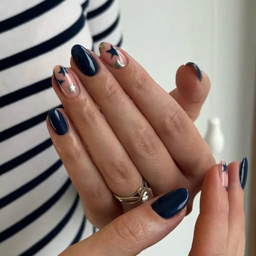 Medium Oval Dark Blue with Metallic Star Accents Medium Oval Dark Blue with Metallic Star Accents — Trendy Dark Blue Nails